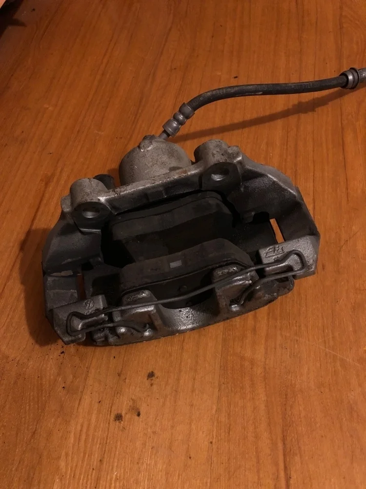 Суппорт Skoda Fabia 2009 1K0615124E, передний правый