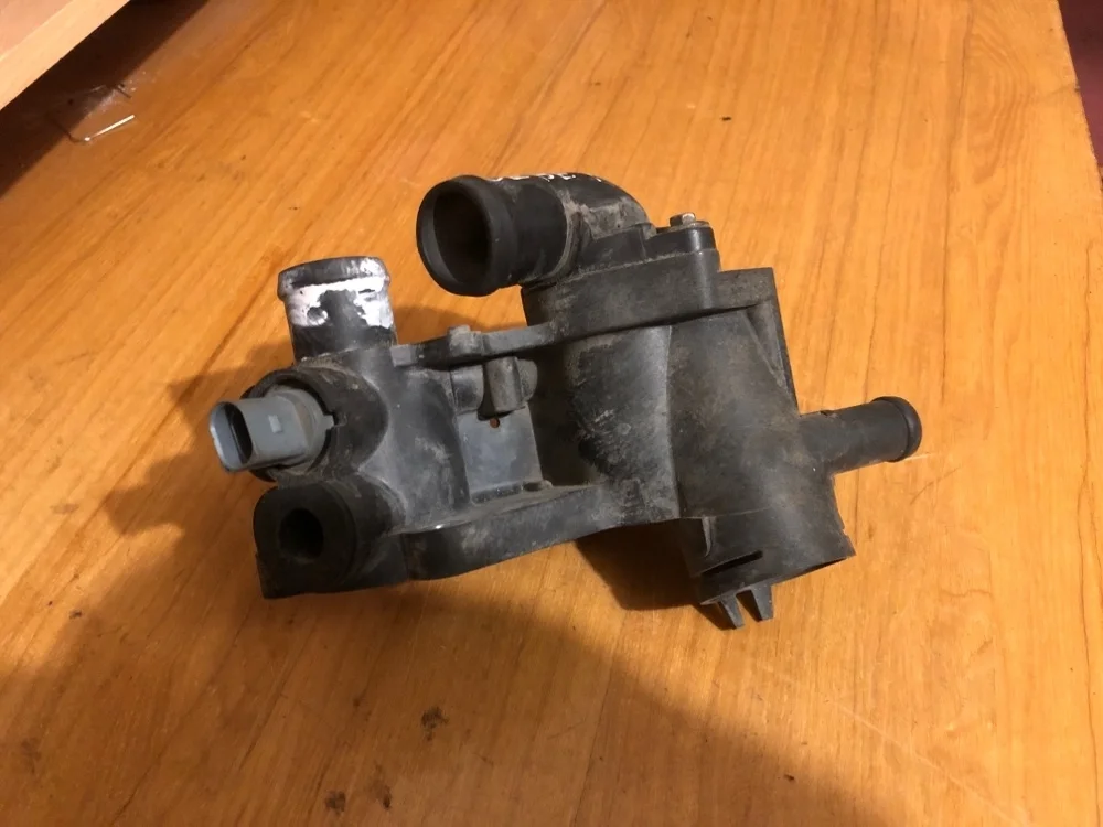 Корпус термостата Skoda Fabia 2009 032121111CG