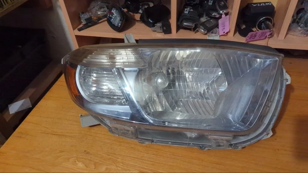 Фара Toyota Highlander 8113048A30, правая