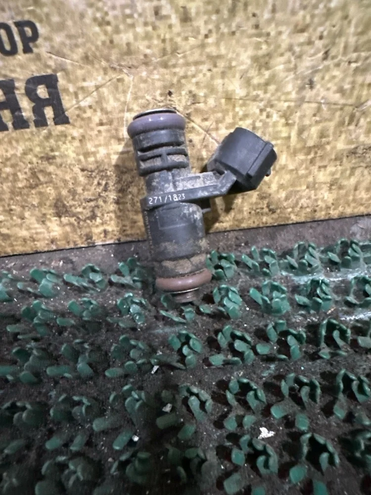 Форсунка топливная Volkswagen Polo 2019 04E906031H 5 CWVA