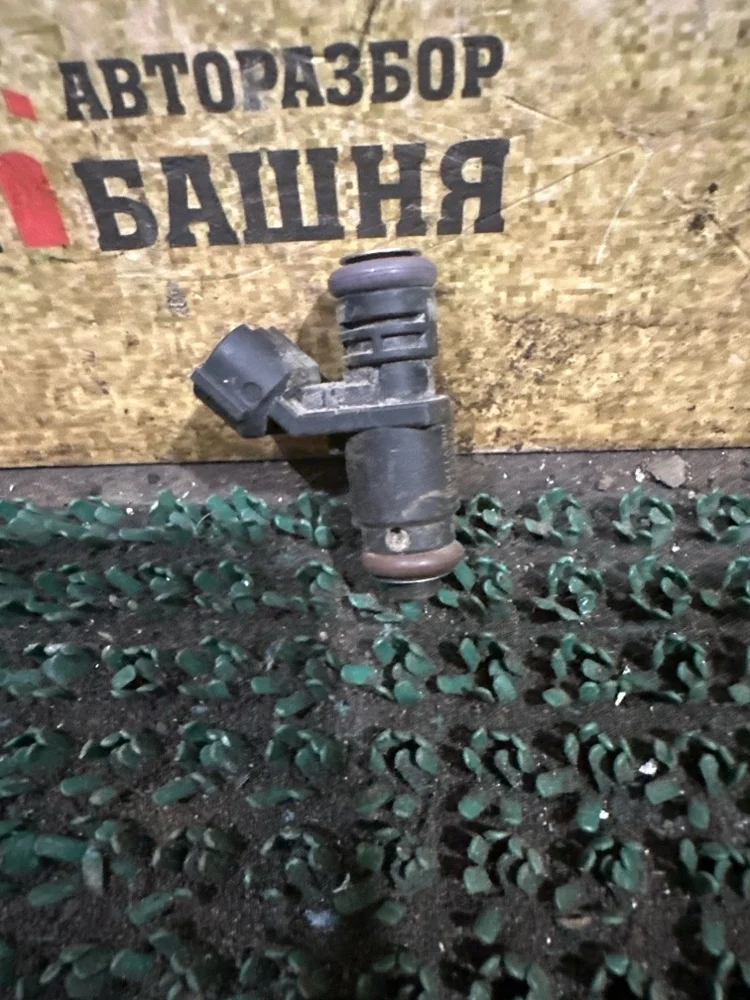 Форсунка топливная Volkswagen Polo 2019 04E906031H 5 CWVA