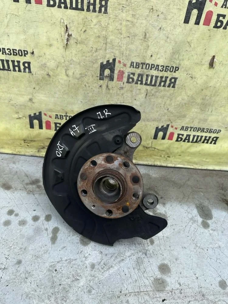 Кулак поворотный Skoda Octavia 2018 5Q0407256Q A7 CWVA, передний правый