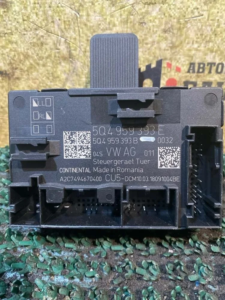 Блок комфорта Skoda Octavia 2018 5Q4959393E A7 CWVA, передний левый