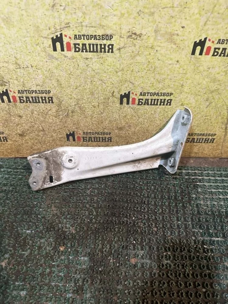 Кронштейн крыла Skoda Octavia 2018 5E0821141A A7 CWVA, передний левый