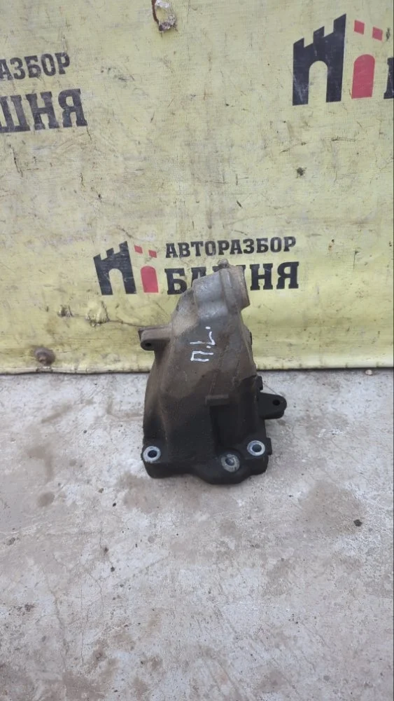 Кронштейн двигателя Mercedes C-Class 2014 A2742234304 W205 274.910, левый