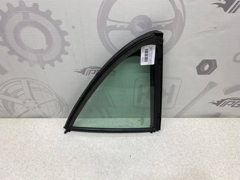 Стекло задней левой двери треугольник Mercedes-benz 2003 W203