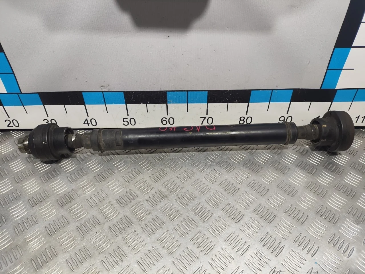 [Б/У] Вал карданный передний Land Rover - Уплотнительная резинка переднего шруса под замену. Небольшая вмятина на переднем шрусе. Небольшая вмятина на заднем шрусе [ХОРОШЕЕ] [Код: 00567543 ]