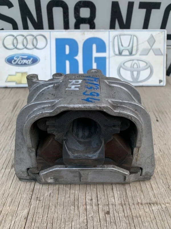 Опора двигателя Volkswagen Golf 2009
