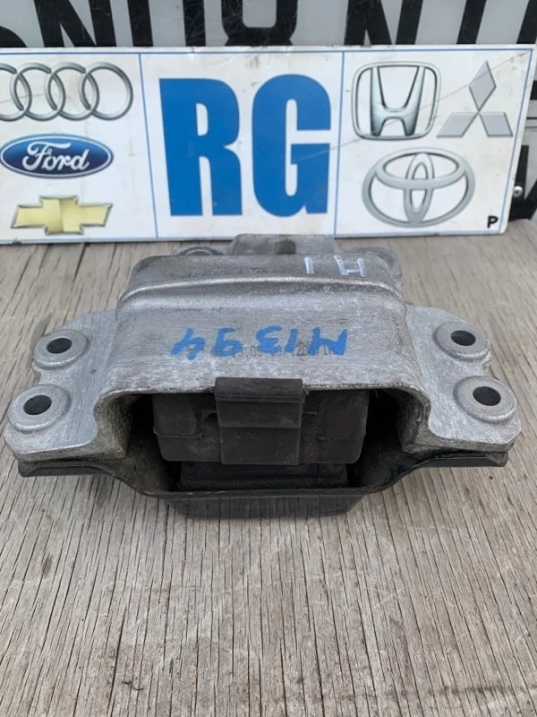 Опора двигателя Volkswagen Golf 2009