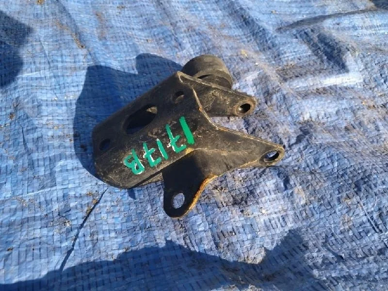 кронштейн опоры двигателя TOYOTA AVENSIS AZT250 1AZFSE