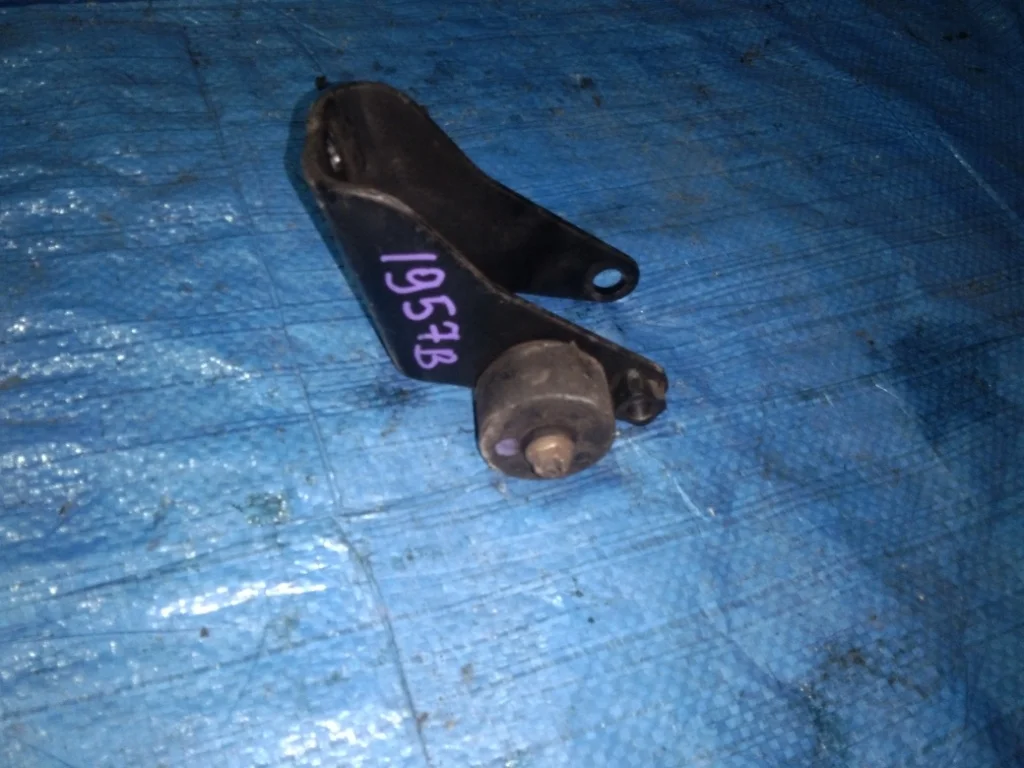 кронштейн опоры двигателя TOYOTA AVENSIS AZT250 1AZFSE