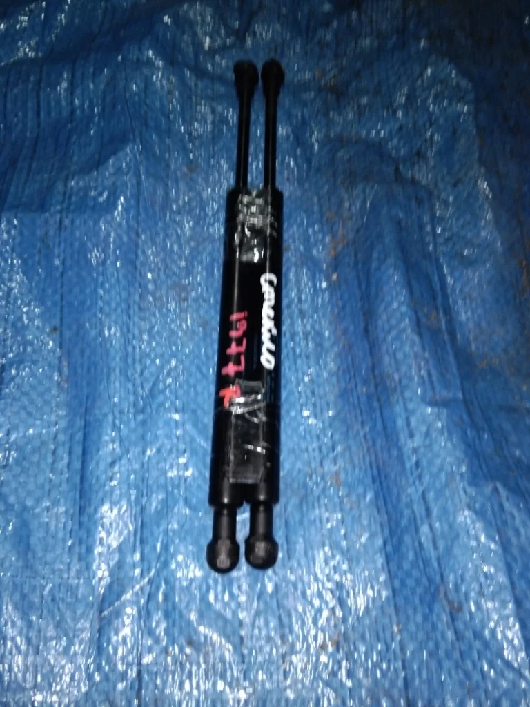 амортизатор на заднее стекло VOLKSWAGEN TOUAREG 7LA - - 7L6845587A