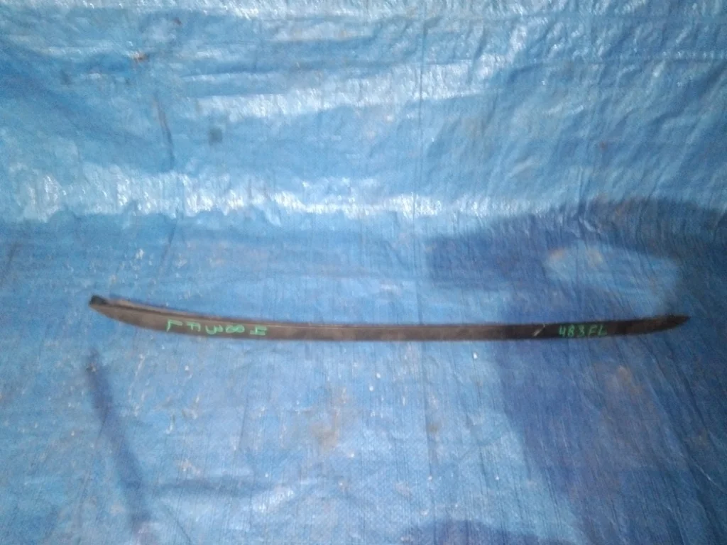 молдинг лобового стекла FORD FOCUS CB8 IQDB