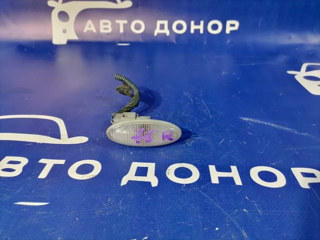 повторитель поворота в крыло TOYOTA AURIS NZE151 -