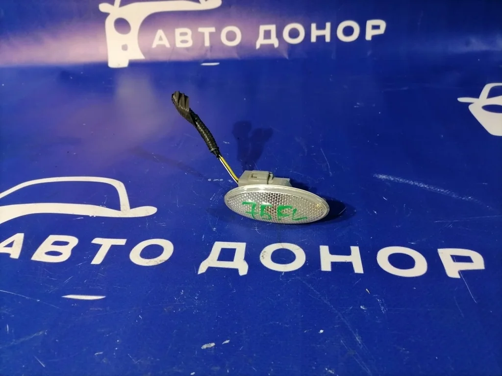 повторитель поворота в крыло TOYOTA AURIS NZE151 -