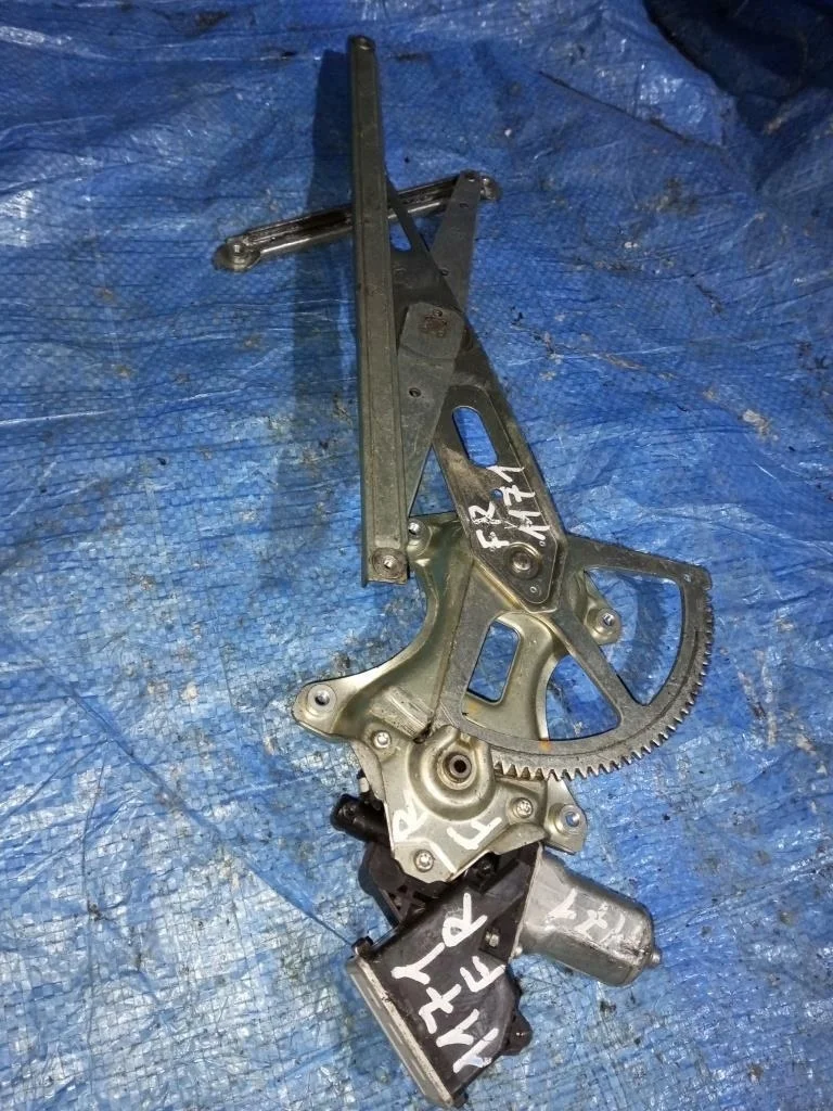 стеклоподъемник TOYOTA RACTIS NCP105 -