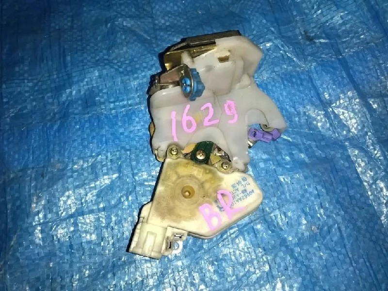 замок двери NISSAN PRIMERA TP12 QR20DE R 82502AA210