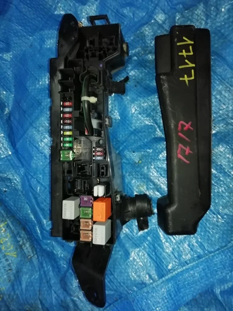 блок предохранителей TOYOTA AVENSIS AZT250 1AZFSE