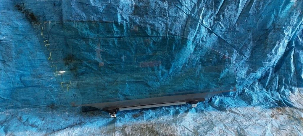 стекло TOYOTA AVENSIS AZT250 -