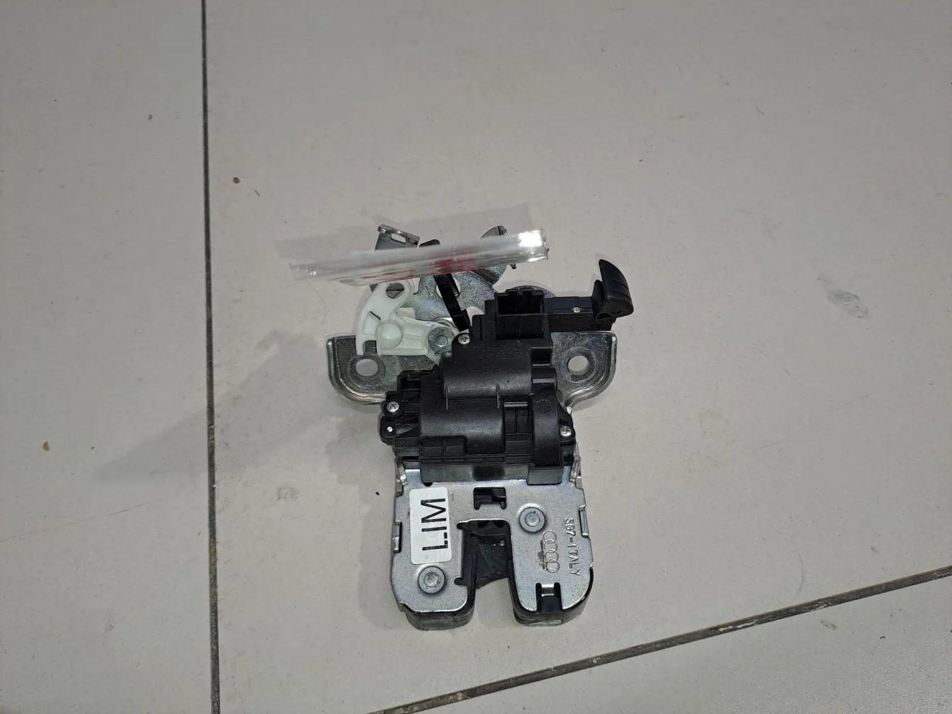 Замок багажника для Audi A6 S6 C7 2011-2018