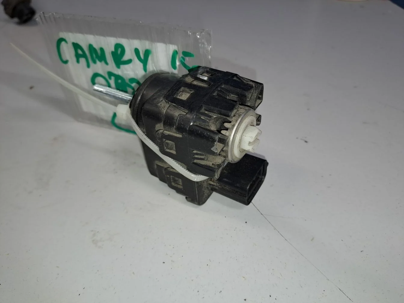 Моторчик корректора фары для Toyota Camry XV50 2011-2017