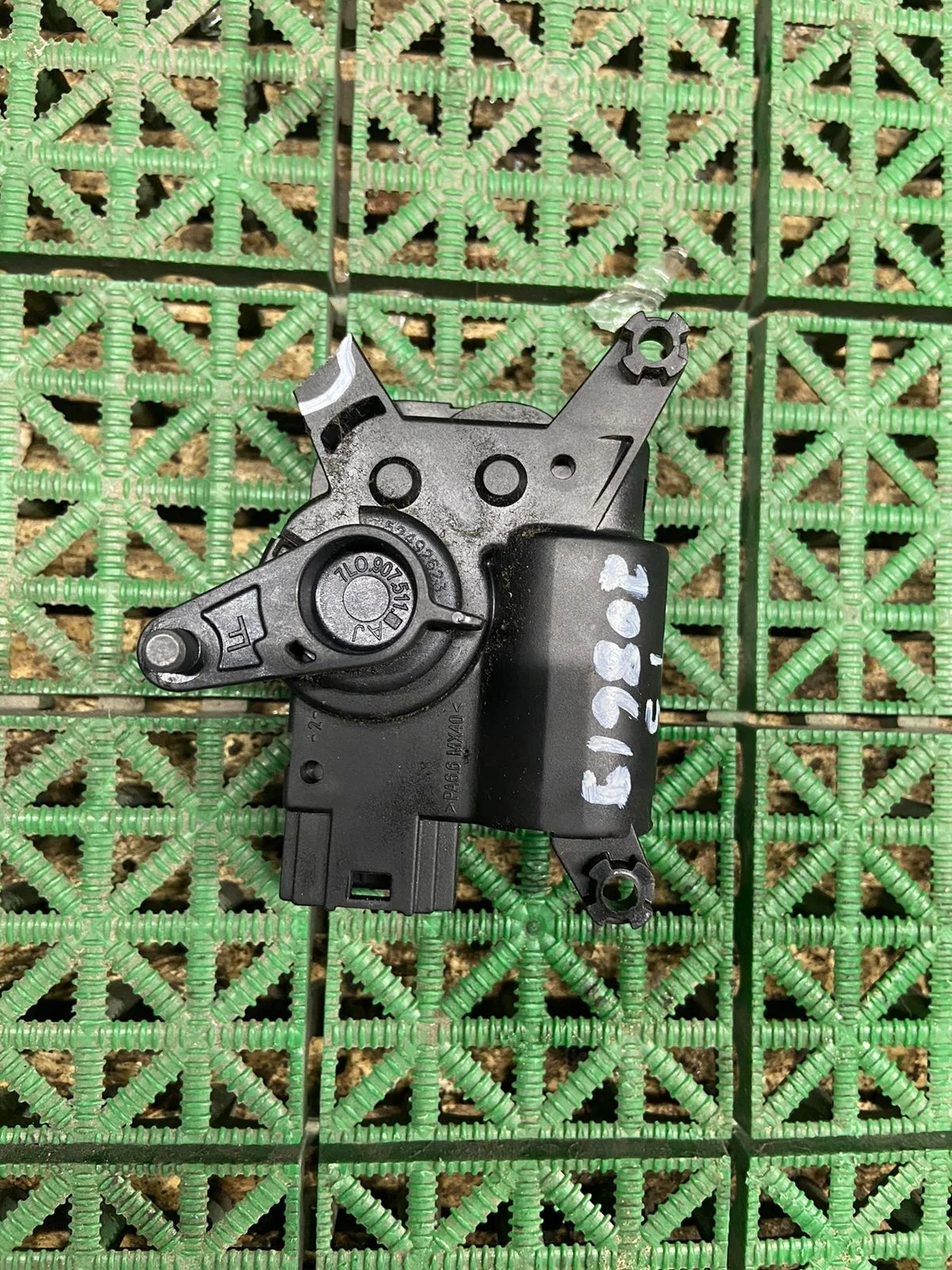 Моторчик заслонки отопителя AUDI Q7, VOLKSWAGEN TOUAREG, TRANSPORTER T5 2004- б/у Q7(2007-2015);TOUAREG(2003-2010);TRANSPORTER T5(2003-2015)