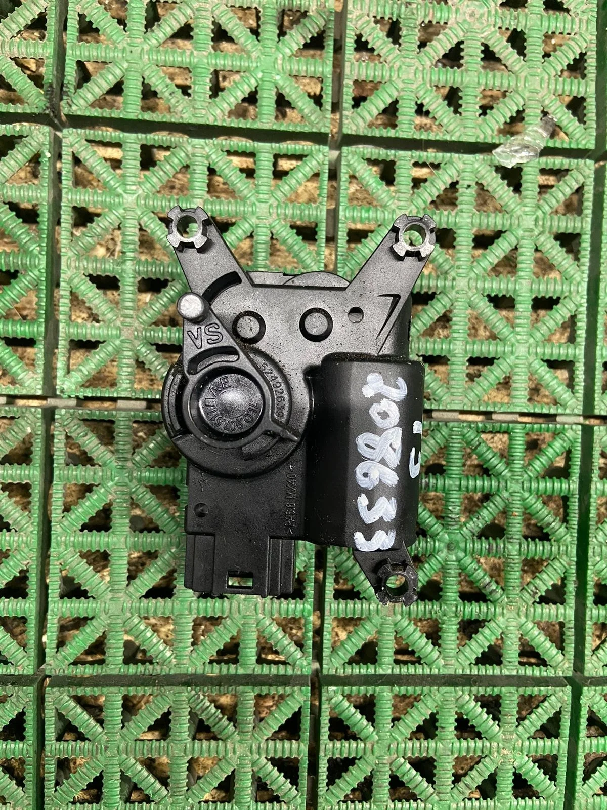 Моторчик заслонки отопителя AUDI Q7, VOLKSWAGEN TOUAREG, TRANSPORTER T5 2004- б/у Q7(2007-2015);TOUAREG(2003-2010);TRANSPORTER T5(2003-2015)