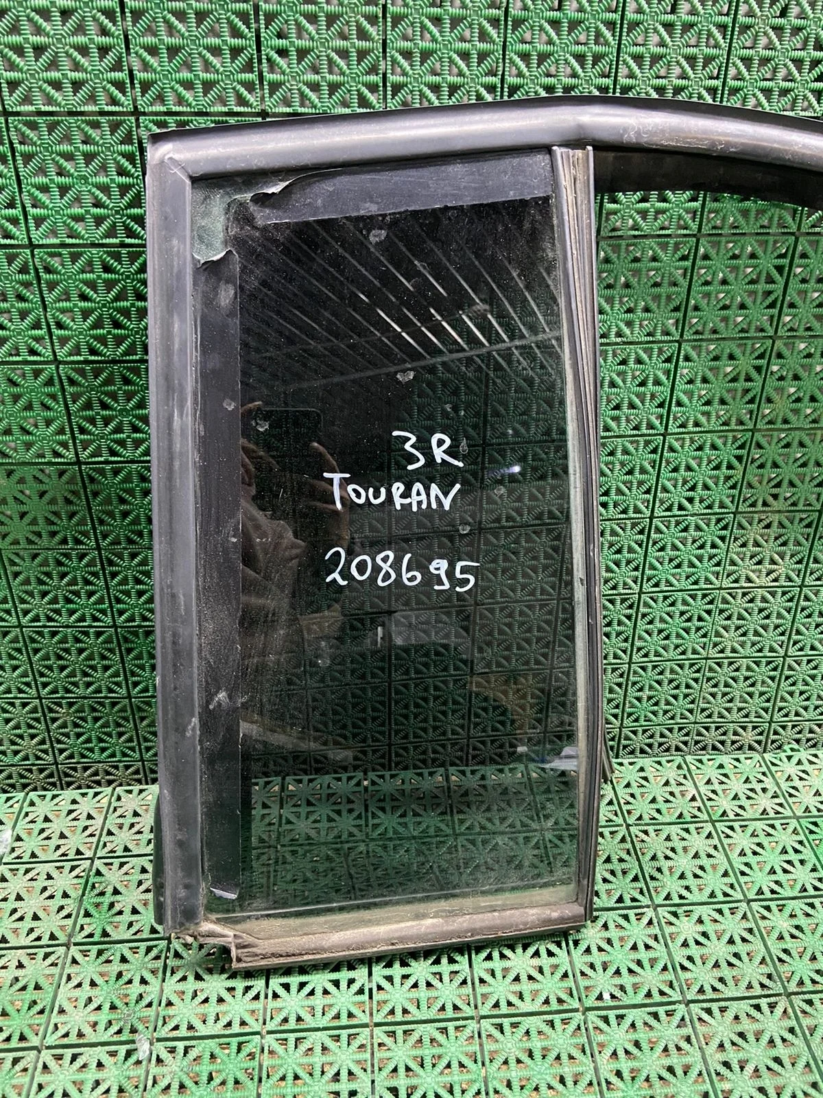 Стекло двери VOLKSWAGEN TOURAN 2003- задняя форточка правая Б/У TOURAN(2003-2010)