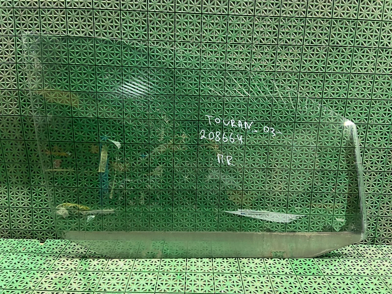 Стекло двери VOLKSWAGEN TOURAN 2003- переднее правое Б/У TOURAN(2003-2010)