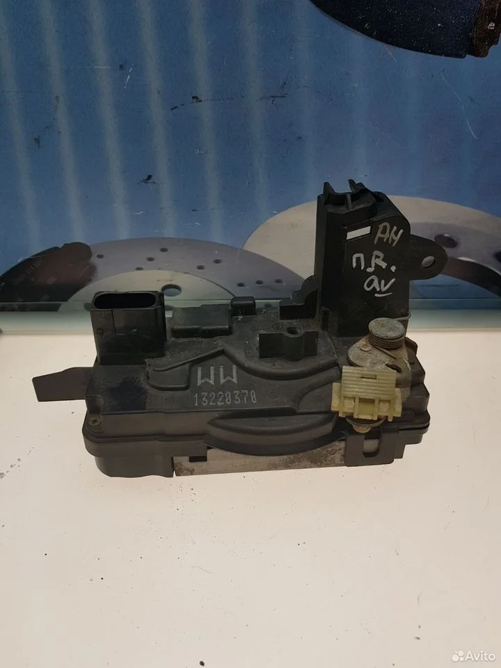 Замок двери передний правый opel zafira b astra h