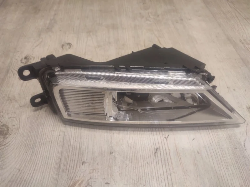 Противотуманная фара VW Tiguan 2 2016- AD1