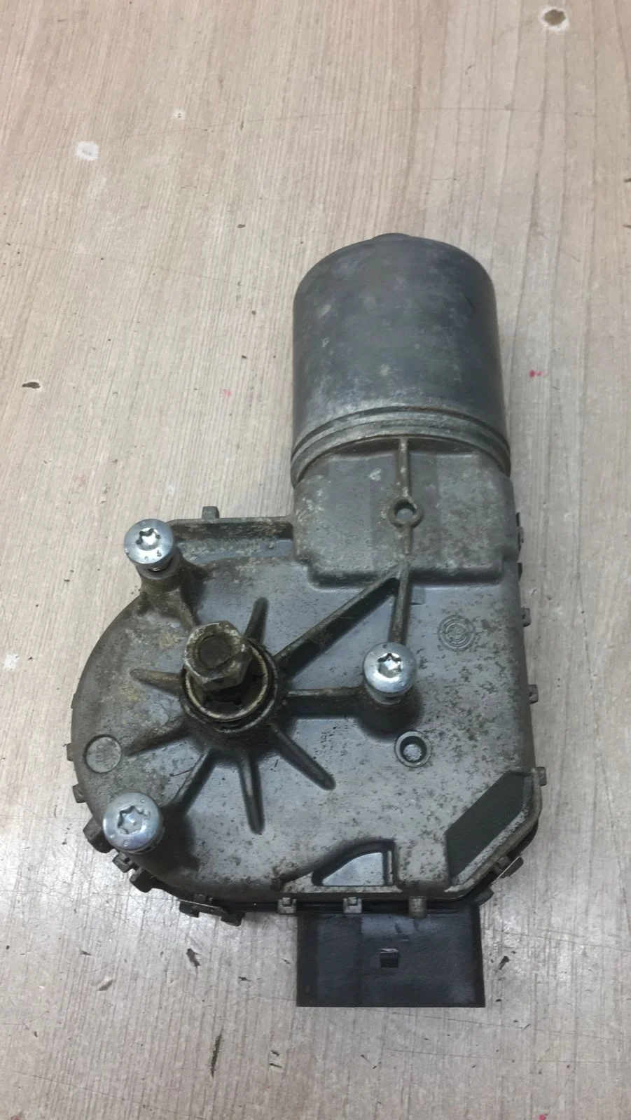 [Б/У] Моторчик стеклоочистителя передний Audi [Код: 00500107 ]