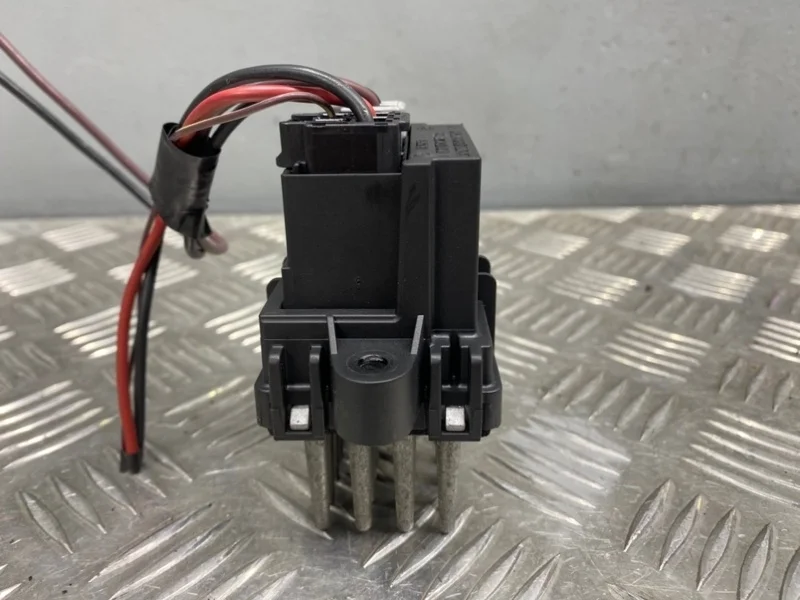 Реле вентилятора Cadillac Escalade GMT900