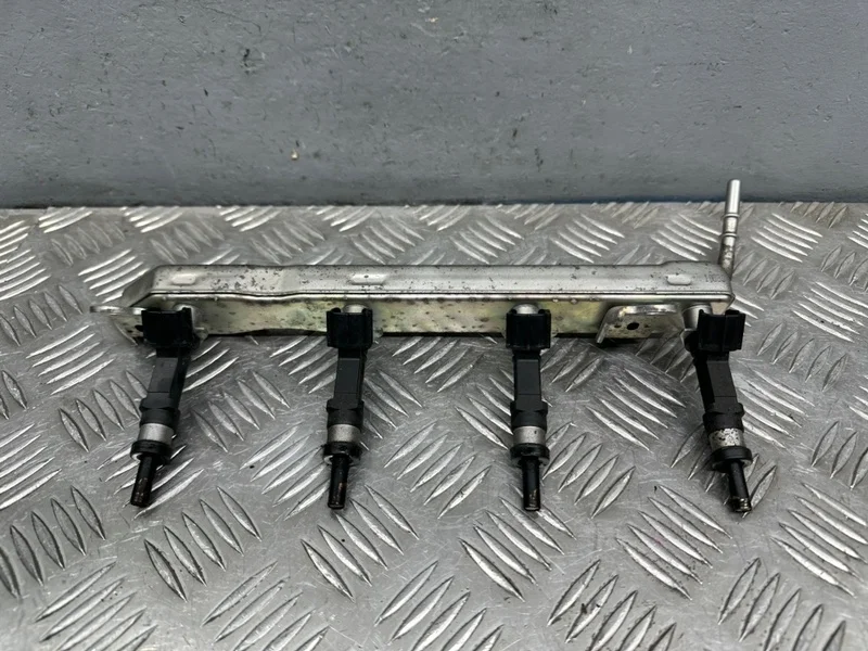 Топливная рейка Toyota Corolla E150