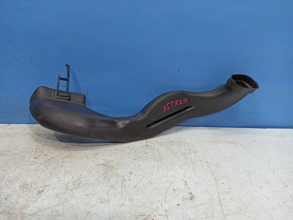 воздухозаборник Opel Astra J 2009-2012