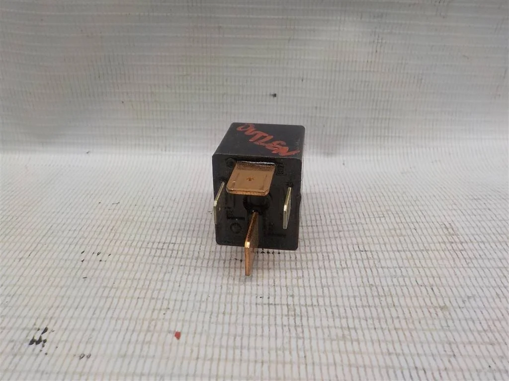 Реле Mitsubishi Outlander I (2002—2009)