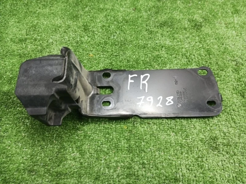 Кронштейн радиатора правый BMW 1 2008 51647117812 E87 N52B30AF