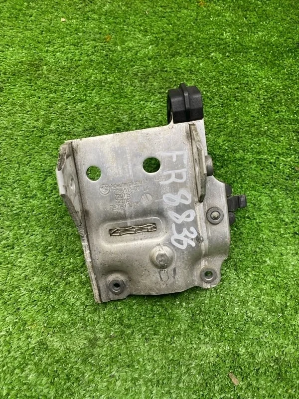 Кронштейн радиатора левый BMW 5 2010 51117186513 F10 N52B30AF