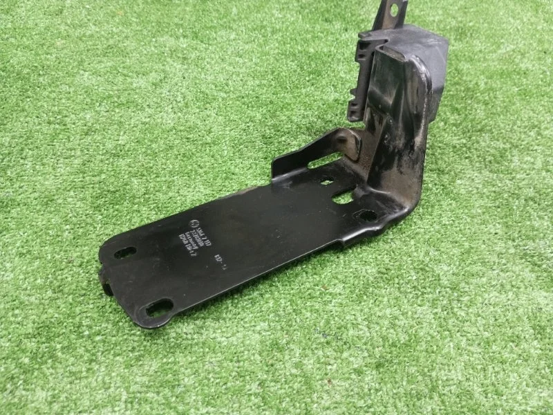 Кронштейн радиатора правый BMW 3 2011 51647117812 E90 N53B30A