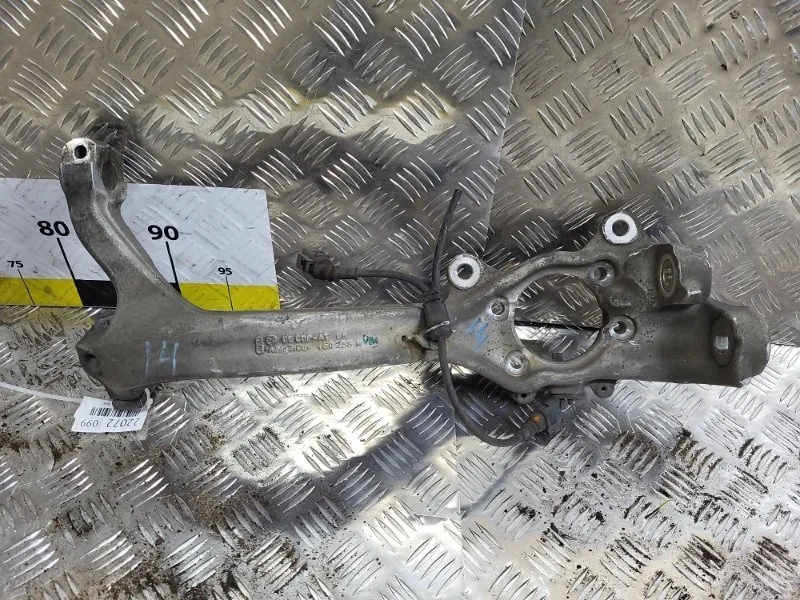 Кулак поворотный Audi A6 2005 4F0407254G C6 AUK 3.2, передний правый