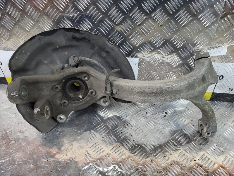 Кулак поворотный Audi A6 2005 4F0407254G C6 AUK 3.2, передний правый