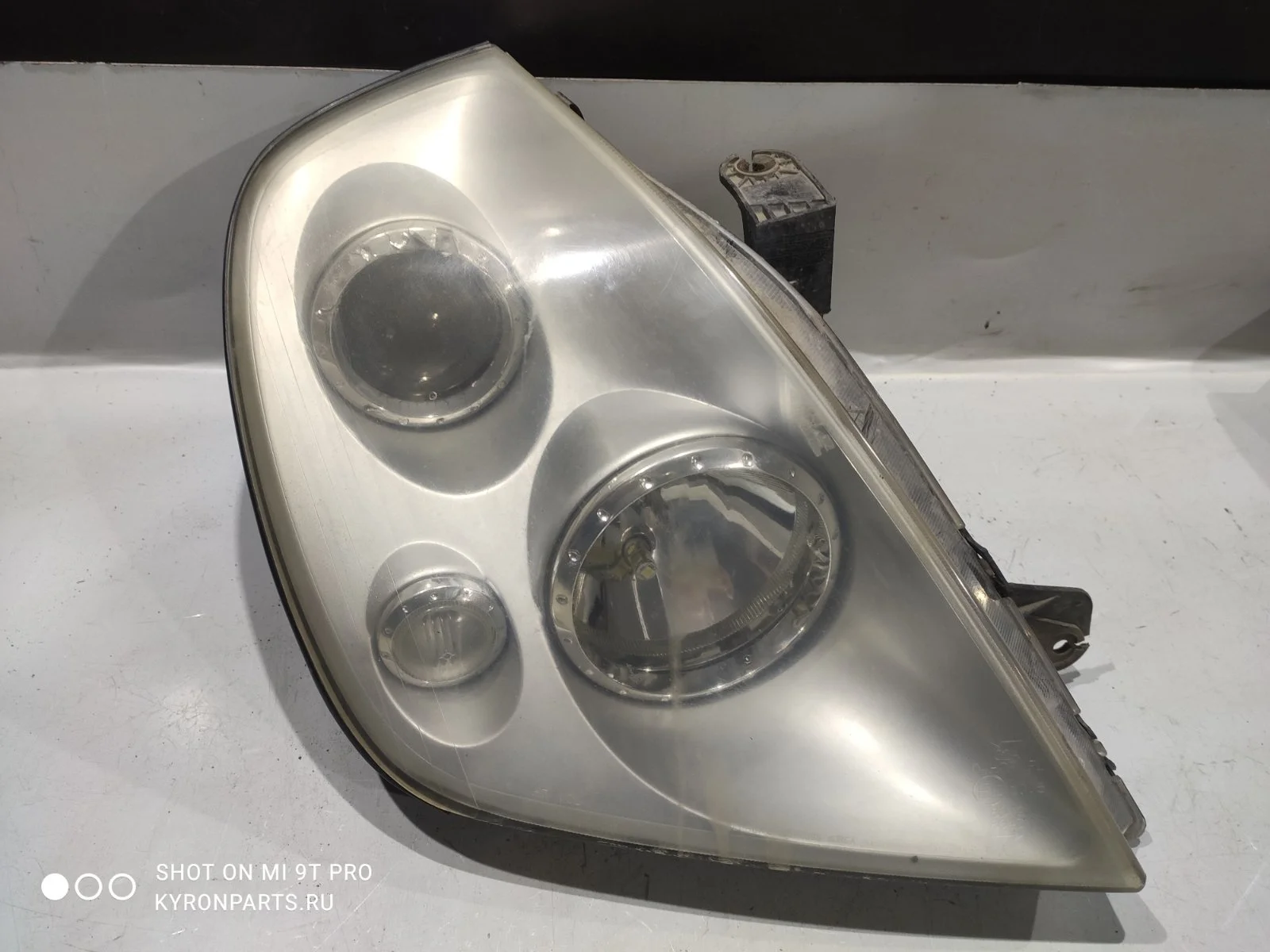 Фара SsangYong Rexton 2003 Y200