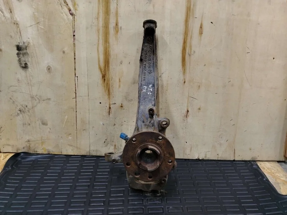 Поворотный кулак Volkswagen Touareg 2004 7L0407258A GP AXQ, передний правый