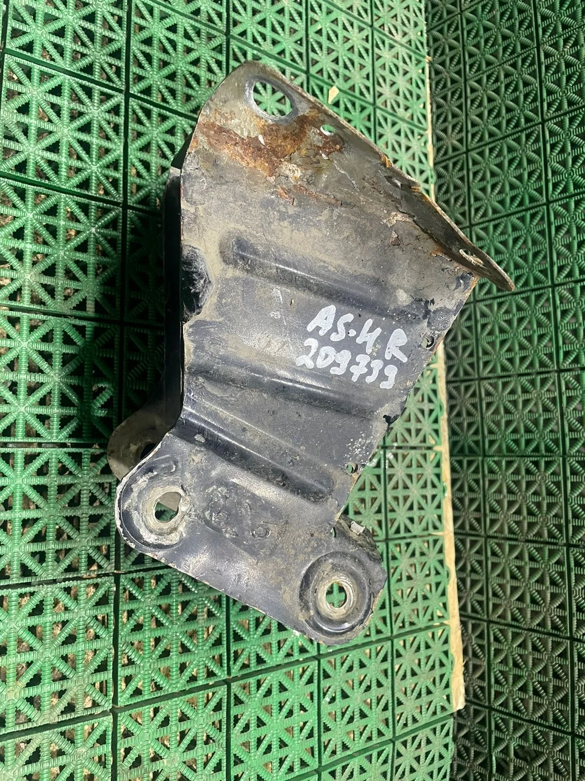 Кронштейн усилителя бампера OPEL ASTRA H 2004- правый черный б/у ASTRA H(2004-2014)