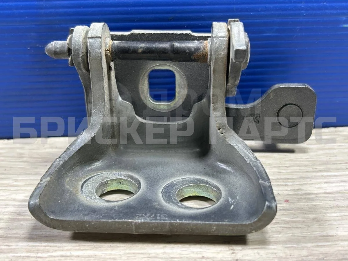 Петля двери пер правой Пежо 408 1