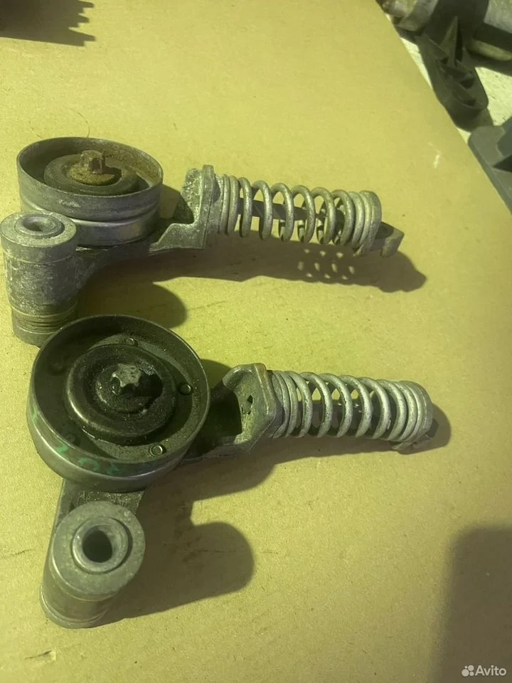 Натяжитель приводного ремня с роликом gm