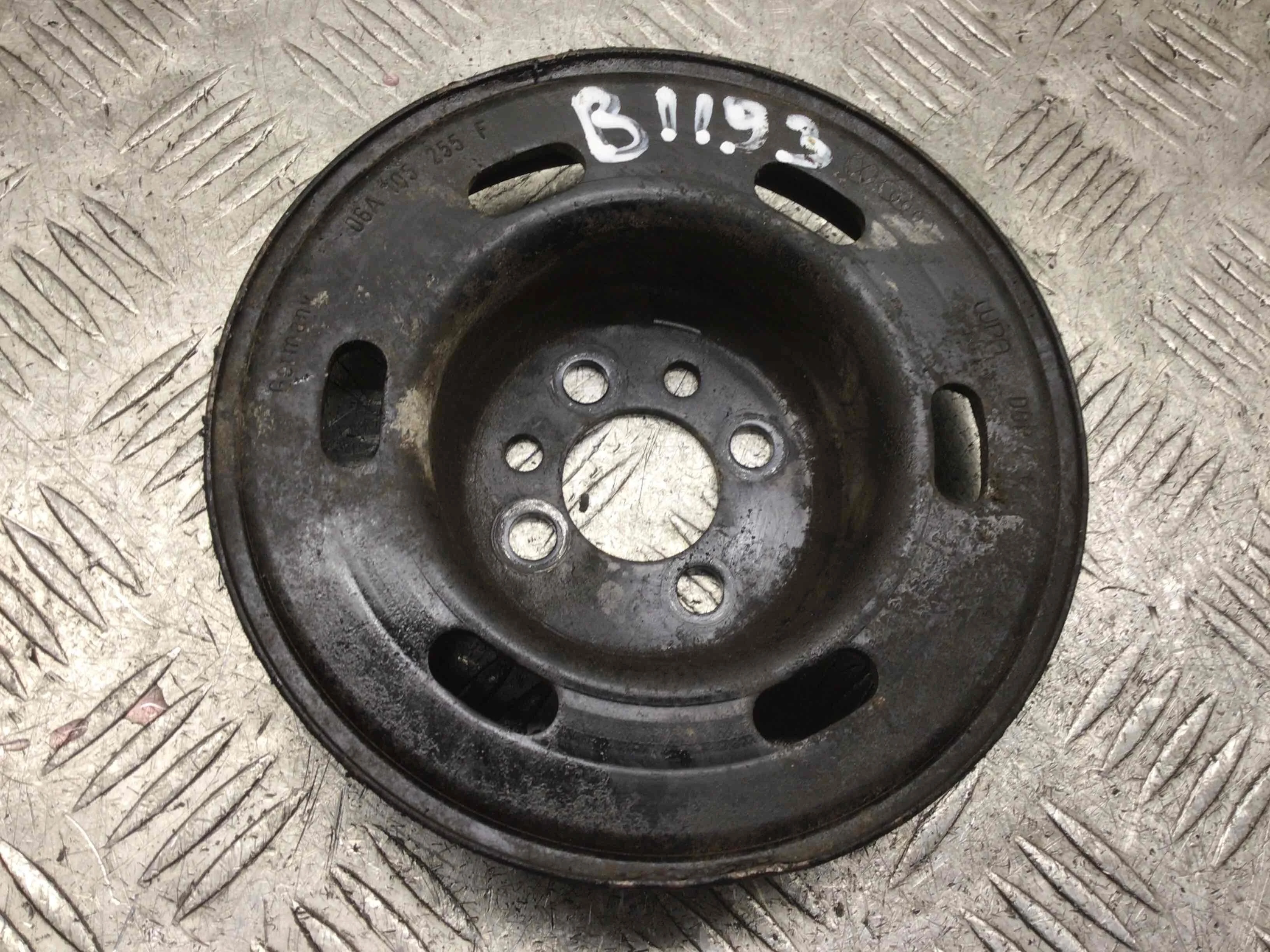 Шкив коленвала Volkswagen Golf 4 поколение (1997-2004) бензин 1.6 i Механика Х/б