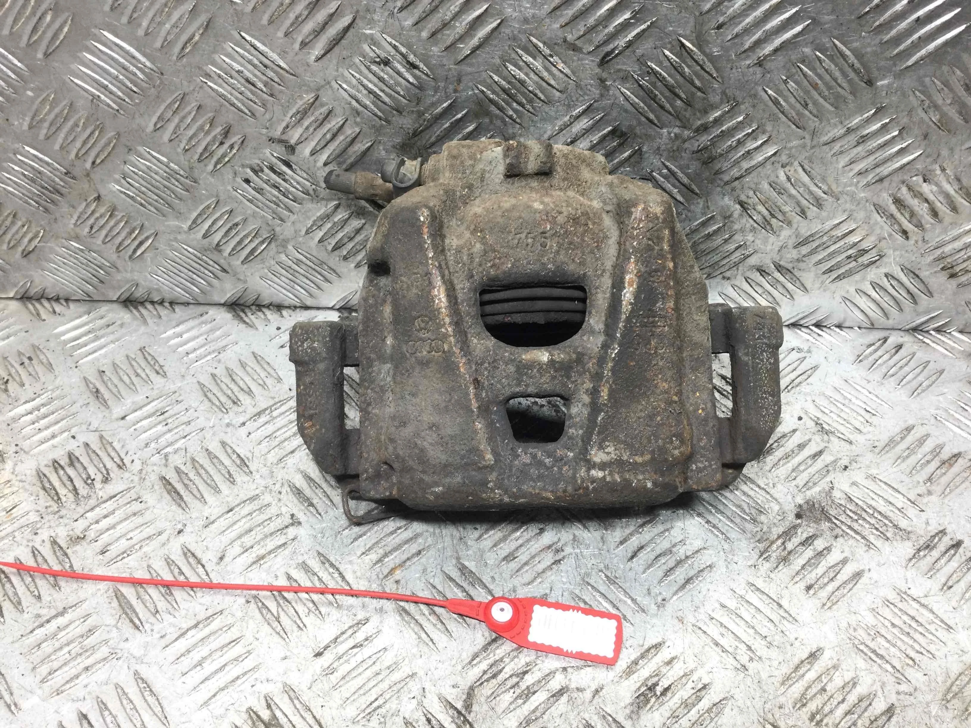 Суппорт передний левый Audi A4 B8/8K (2007-2011) дизель 2.0 TDI Механика Универсал