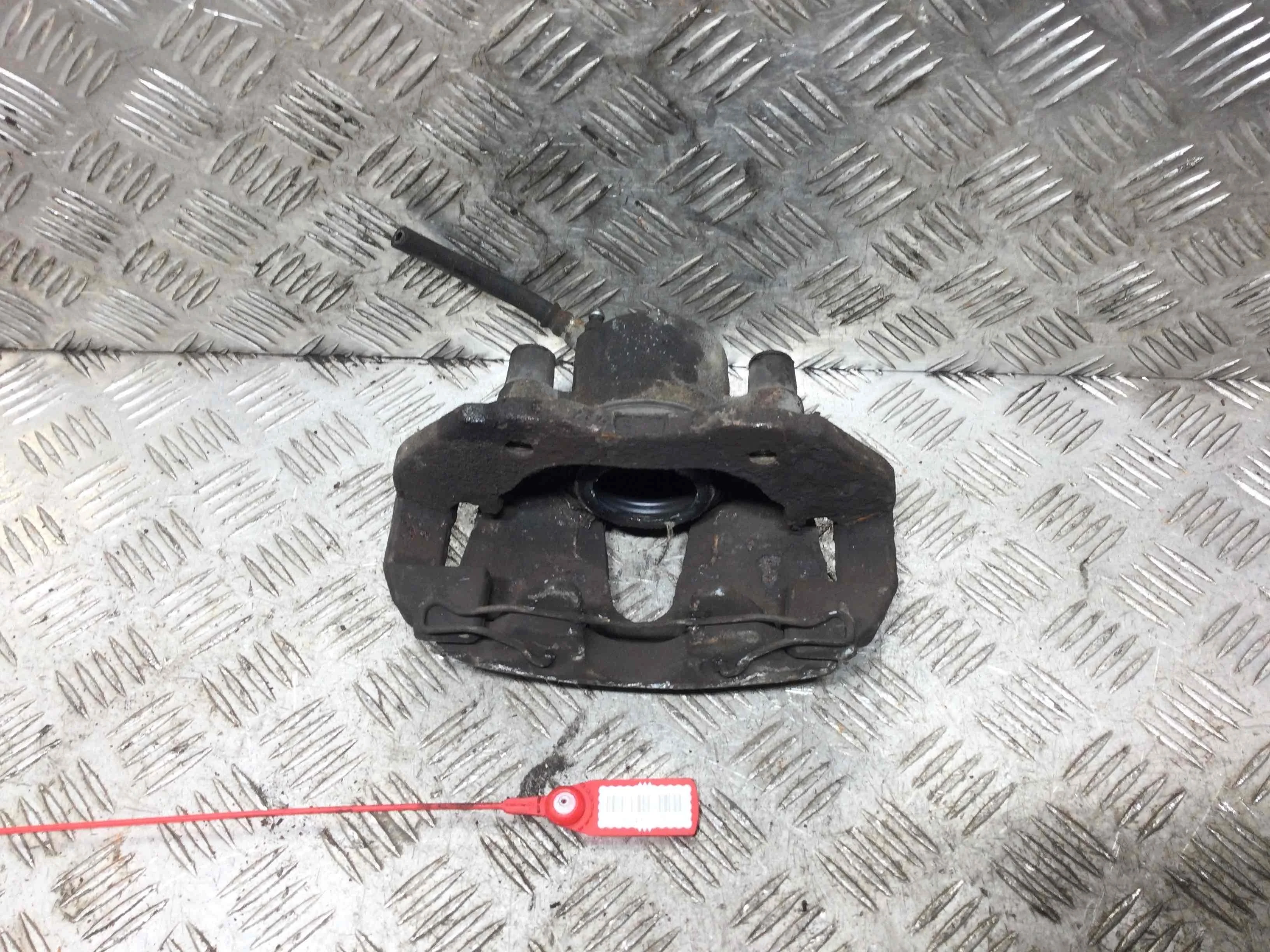 Суппорт передний левый Mazda 5 1 поколение (2005-2008) дизель 2.0 CD Механика Минивэн