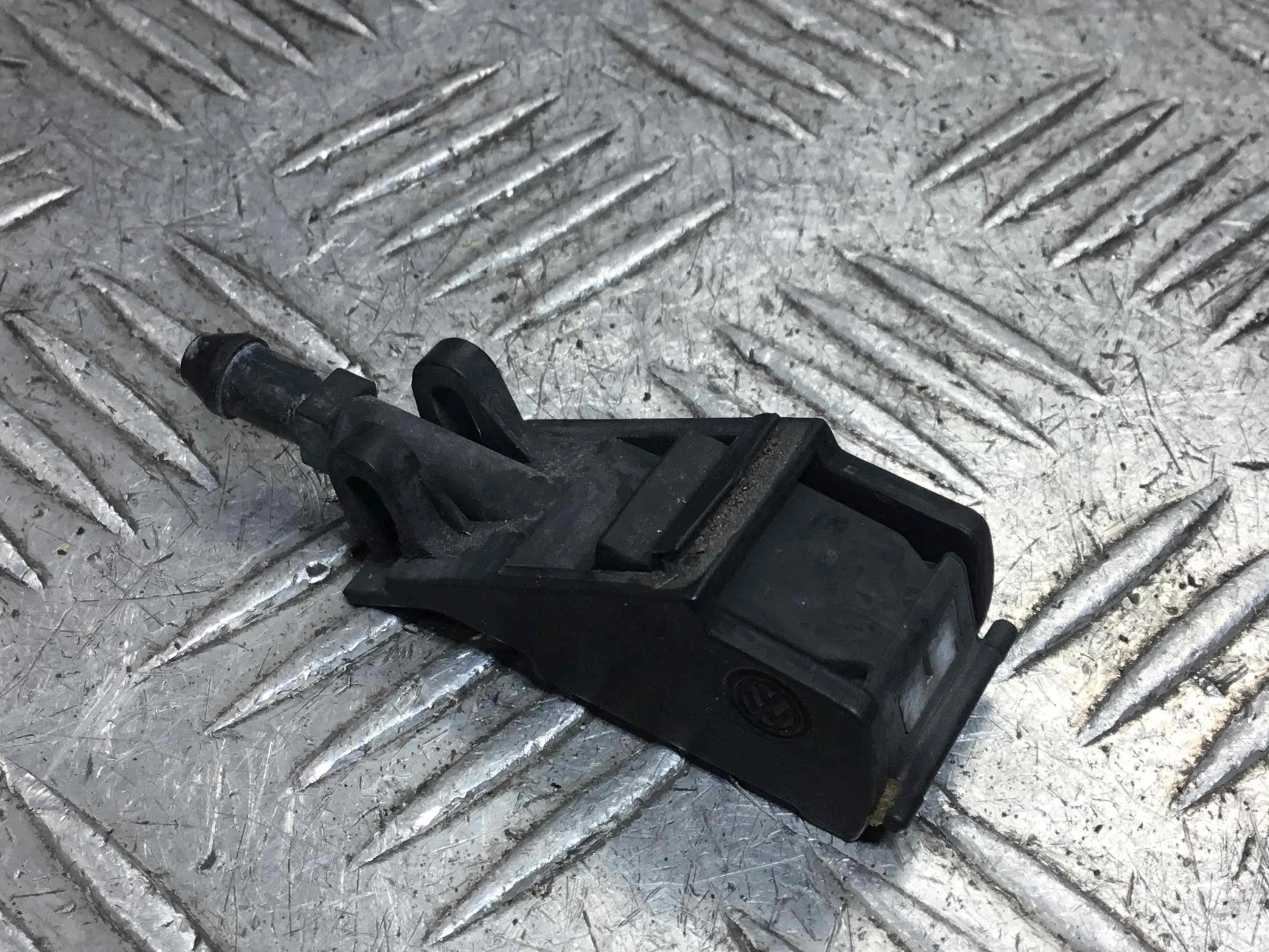 Форсунка омывателя Volkswagen Polo 4 поколение (2001-2005) бензин 1.2 i Механика Х/б